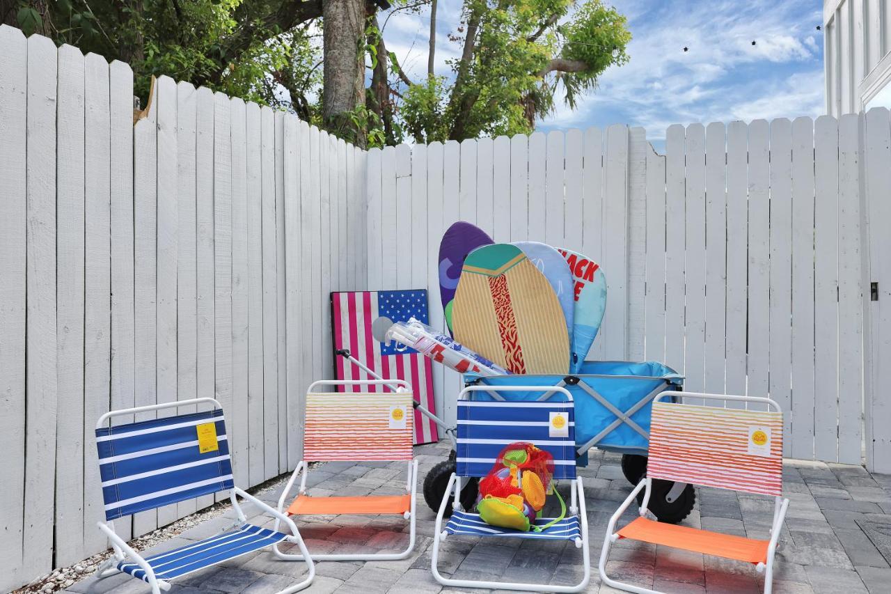 Few Steps To Ocean-4 Beach Cruisers & Free Parking & Private Backyard Jacksonville Beach Exterior photo