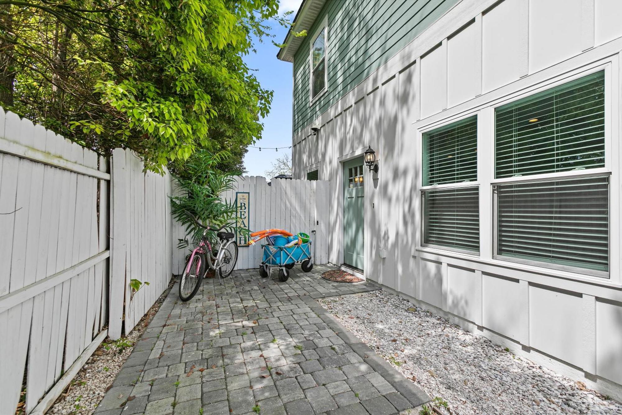 Few Steps To Ocean-4 Beach Cruisers & Free Parking & Private Backyard Jacksonville Beach Exterior photo